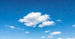 蓝天飘着几朵白云