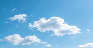 晴朗蓝天中的蓬松白云