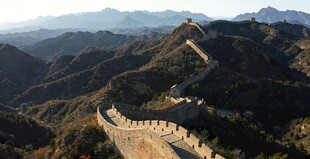 壮丽长城蜿蜒于山峦间