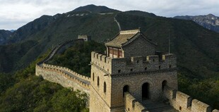 雄伟长城盘踞山峦之巅