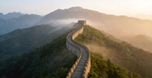 晨曦中的雄伟万里长城