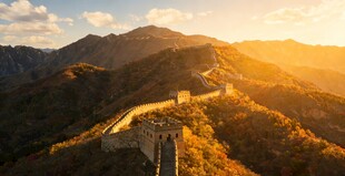 夕阳下的壮美长城景色