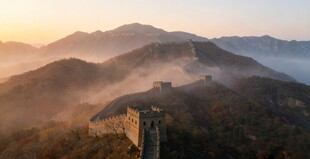 日出下的壮丽长城美景