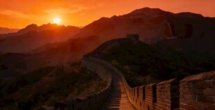 夕阳下的壮美长城