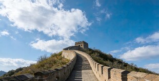 壮丽长城蜿蜒于蓝天白云下