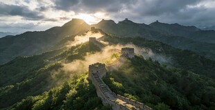 日出下的壮丽长城景观