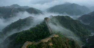 云雾缭绕中的雄伟长城