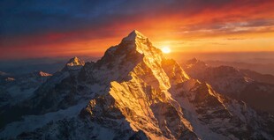 壮丽雪山日出美景