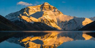 壮丽珠峰倒映于平静湖面