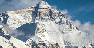 巍峨雪山壮丽景致
