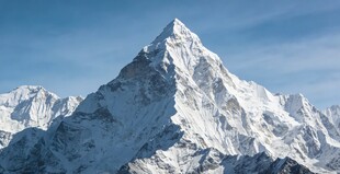 巍峨雪山壮丽景致
