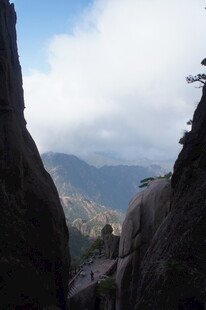 奇峰云海间的壮美景色