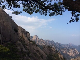 壮丽山景 蓝天绿树相衬