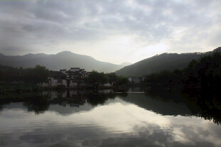 湖光山色间的静谧美景