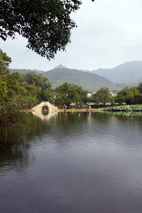 宁静湖畔拱桥映青山