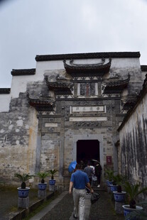 古宅门前游客驻足观赏