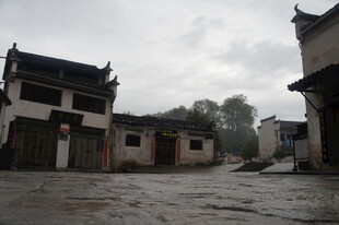 古村落雨中静谧街道