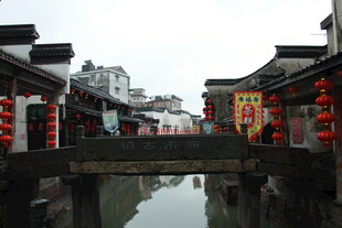 江南水乡古桥红灯笼景