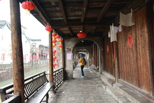 古廊下漫步的行人