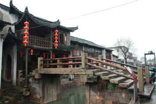 江南水乡古桥与红灯笼