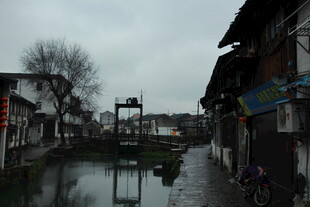 江南水乡雨中古朴街道