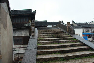 古旧石阶旁的传统建筑