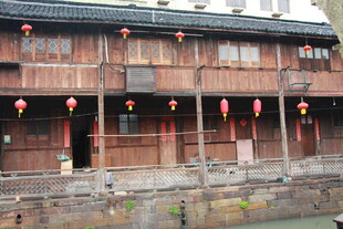 江南水乡古宅 红灯笼点缀