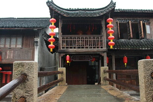 古宅门前挂红灯笼景象