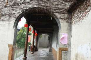 古巷门洞挂红灯笼景致