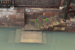 古旧水边建筑遗迹景观