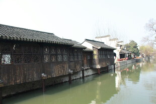 江南水乡临河古朴民居