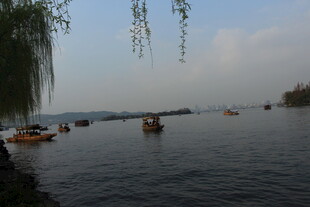 湖上泛舟赏景的惬意时刻