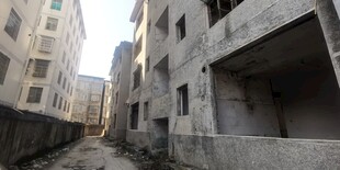 破旧狭窄的城市建筑巷道