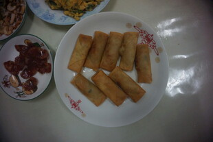 美味春卷摆放在盘中