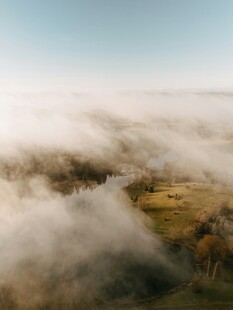 云雾缭绕的田野风光