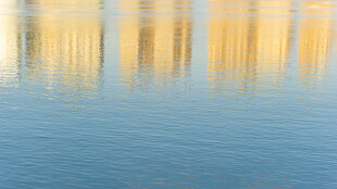 波光粼粼的水面倒影