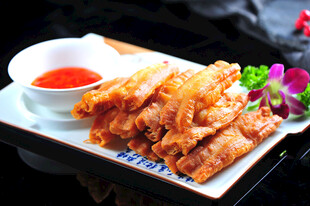 香酥油条配蘸料  美味诱人