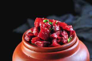 陶罐中的美味红烧肉