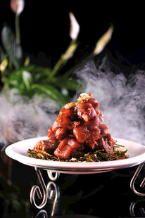 香辣猪手摆于精美盘中