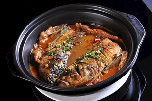砂锅中的美味红烧鱼
