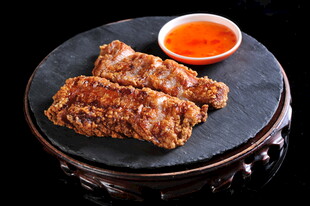 香酥炸猪排配蘸料