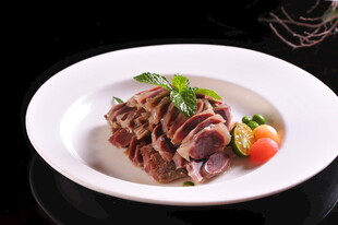 美味摆盘的鸭胗