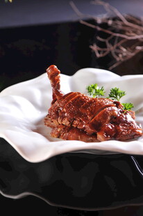 美味酱卤鸡腿摆盘精致