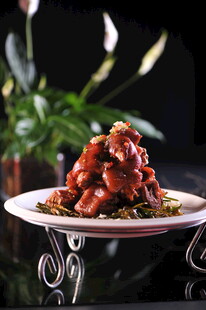 美味红烧猪蹄摆于精致盘