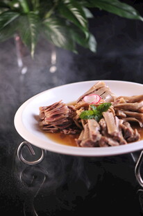 美味卤味鸭货摆放在盘中