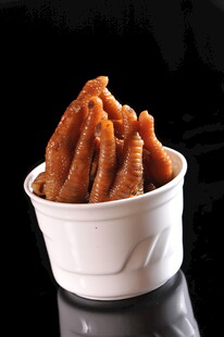 美味鸡爪装于白色小碗中