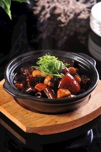 美味砂锅菜肴色泽诱人