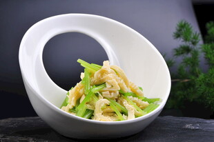 白色碗中盛的美味蔬菜