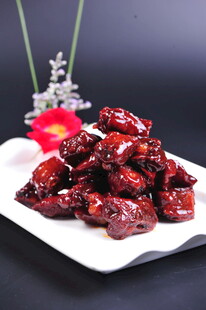 美味糖醋排骨摆于盘中