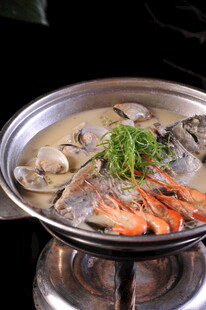 海鲜火锅食材丰富诱人